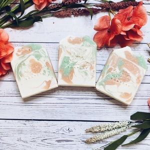 The aroma of plumeria blooms accented with a touch of tropical fruit.